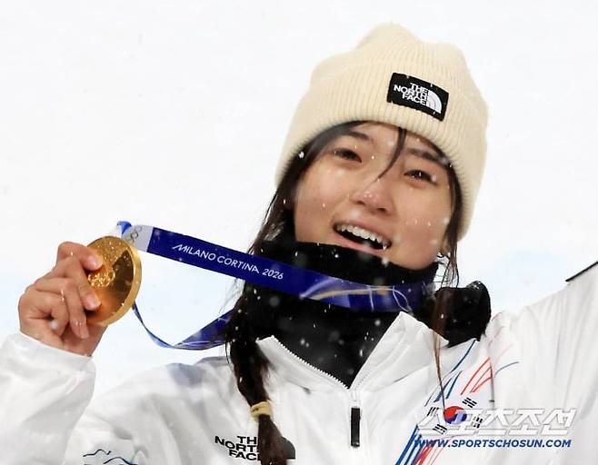 금메달 들고 포즈를 취하는 최가온./스포츠조선