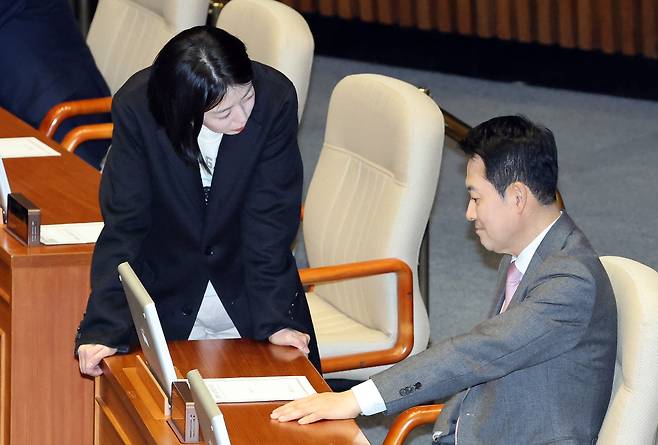 <YONHAP PHOTO-4294> 대화 나누는 장동혁 대표와 배현진 의원    (서울=연합뉴스) 이동해 기자 = 국민의힘 장동혁 대표와 배현진 의원이 9일 국회에서 열린 2월 임시국회 본회의에서 대화하고 있다. 2026.2.9    eastsea@yna.co.kr/2026-02-09 14:47:08/<저작권자 ⓒ 1980-2026 ㈜연합뉴스. 무단 전재 재배포 금지, AI 학습 및 활용 금지>