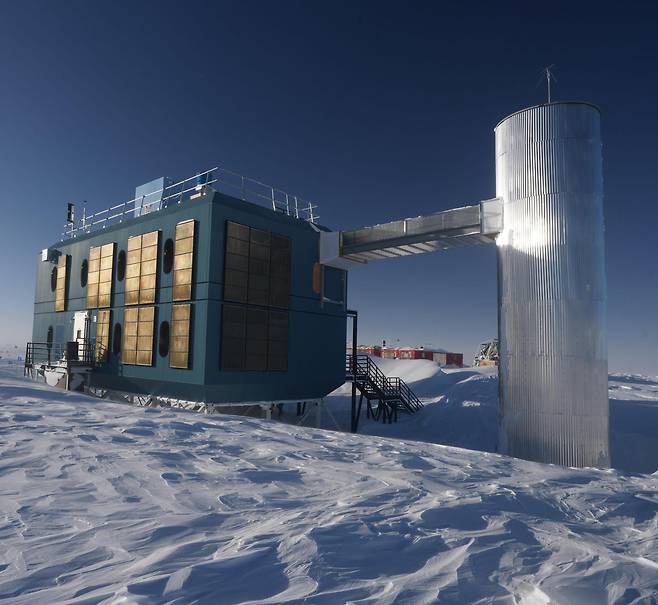 남극 아문센-스콧 기지에 있는 아이스큐브 연구소 전경. 아이스큐브 협력단