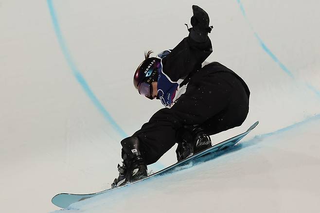 스노보드 최가온이 12일(현지시간) 이탈리아 리비뇨 스노파크에서 열린 2026 밀라노·코르티나담페초 동계올림픽 스노보드 여자 하프파이프 결선 1차전에 출전해 경기를 펼치고 있다. 2026.2.13 뉴스1