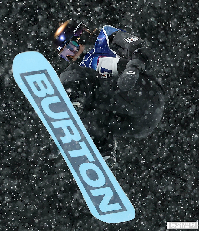 12일(현지 시각) 이탈리아 리비뇨 스노우파크에서 열린 겨울올림픽 스키 스노보드 여자 하프파이프 결선에서 한국 최가온이 3차 시기에서 성공하고 있다. 리비뇨=전영한 기자 scoopjyh@donga.com