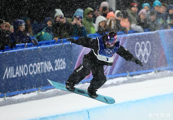 12일(현지 시각) 이탈리아 리비뇨 스노우파크에서 열린 겨울올림픽 스키 스노보드 여자 하프파이프 결선에서 한국 최가온이 3차 시기에서 성공하고 있다. 리비뇨=전영한 기자 scoopjyh@donga.com