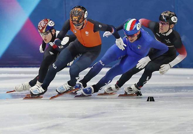 12일(현지시간) 이탈리아 밀라노 아이스스케이팅 아레나에서 열린 2026 밀라노ㆍ코르티나담페초 동계올림픽 쇼트트랙 남자 1,000m 준준결승에 출전한 임종언이 질주하고 있다. 연합뉴스