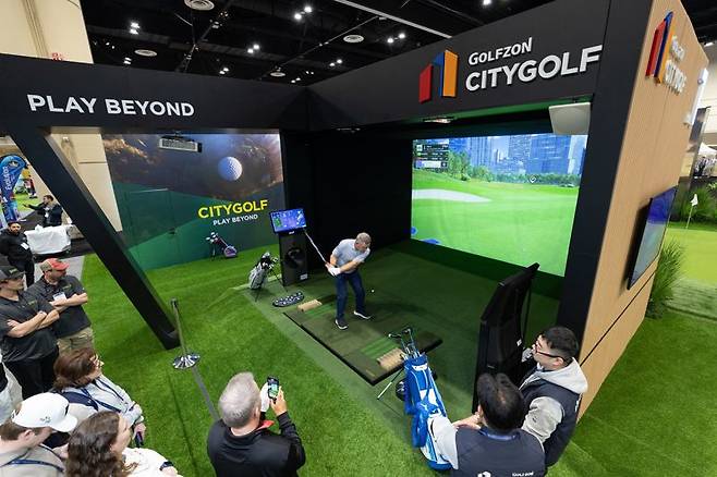 2026 PGA쇼에서 관람객이 시티골프를 체험하고 있다.골프존 제공