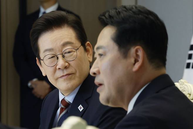 이재명 대통령이 지난해 9월 8일 용산 대통령실에서 여야 지도부 오찬 회동에 참석한 국민의힘 장동혁 대표의 발언을 듣고 있다. 연합뉴스