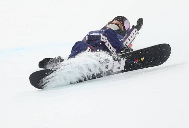 12일(현지시간) 이탈리아 리비뇨 스노파크에서 열린 2026 밀라노-코르티나담페초 동계올림픽 스노보드 여자 하프파이프 결승에서 미국 클로이 김이 2차시기 경기를 펼치고 있다. 연합뉴스
