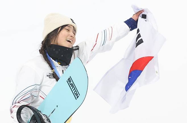 최가온이 13일(한국시각) 이탈리아 리비뇨 스노파크에서 열린 2026 밀라노·코르티나담페초겨울올림픽 스키 스노보드 여자 하프파이프 결선에서 우승한 뒤 시상대에서 태극기를 흔들고 있다. 밀라노/연합뉴스
