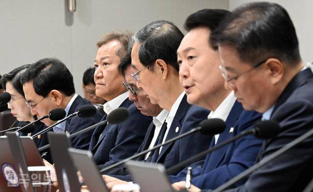이상민(왼쪽 세 번째) 행정안전부 장관이 2023년 8월 1일 용산 대통령실 청사에서 열린 국무회의에 참석해 당시 윤석열 대통령의 발언을 듣고 있다. 서재훈 기자
