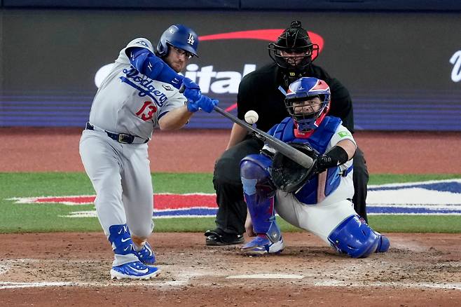 <yonhap photo-5426=""> Los Angeles Dodgers' Max Muncy connects for a home run against the Toronto Blue Jays during the eighth inning in Game 7 of baseball's World Series, Saturday, Nov. 1, 2025, in Toronto. (AP Photo/Ashley Landis)/2025-11-02 11:55:00/ <저작권자 ⓒ 1980~2025 ㈜연합뉴스. 무단 전재 재배포 금지, AI 학습 및 활용 금지></yonhap>