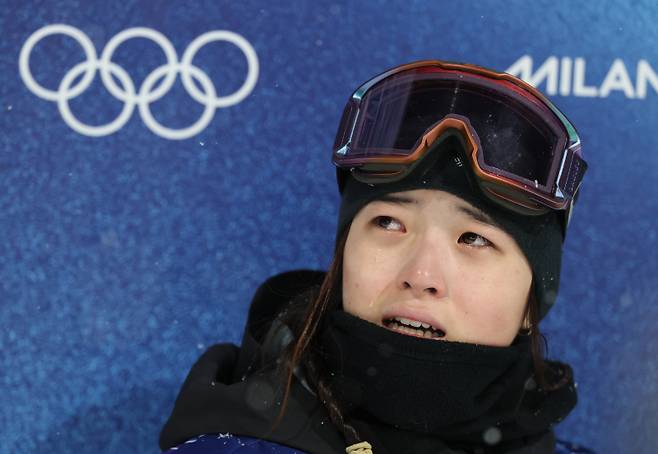<yonhap photo-4022="">이탈리아 리비뇨 스노파크에서 열린 2026 밀라노-코르티나담페초 동계올림픽 스노보드 여자 하프파이프 결승에서 최가온이 3차시기 성적을 기다리며 눈물을 흘리고 있다. [사진 연합뉴스]</yonhap>