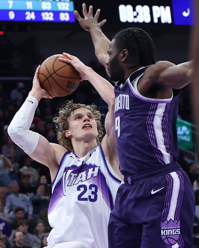 <yonhap photo-5265="">12일(한국시간) 새크라멘토 킹스전에서 공격하는 라우리 마카넨. [AP=연합뉴스]</yonhap>