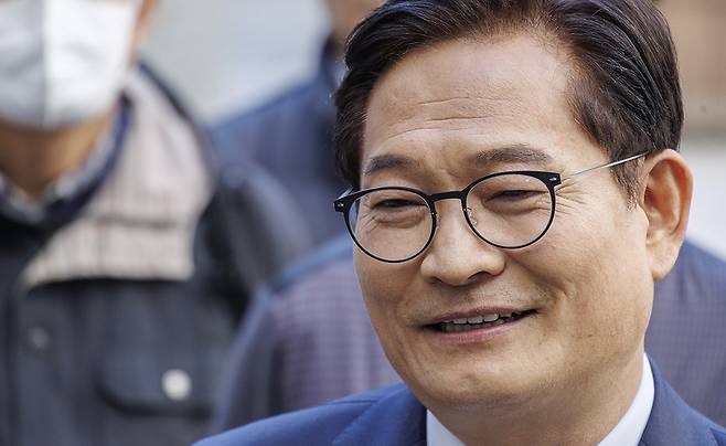 더불어민주당 전당대회 돈봉투 의혹에 개입한 혐의를 받는 소나무당 송영길 대표가 2024년 11월 6일 오후 서울 서초구 서울중앙지법에서 열린 1심 결심 공판에 출석하기 전 취재진 질문에 답하고 있다. 2024.11.6 [사진=연합뉴스]