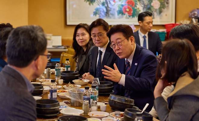 어제(12일) 청와대 인근 삼계탕집에서 참모진, 출입기자들과 식사를 하며 얘기를 나누는 이재명 대통령 (청와대 제공)