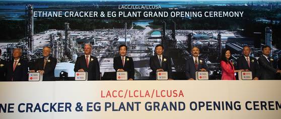 지난 2019년 5월 이낙연 당시 국무총리와 신동빈 롯데그룹 회장이 미국 루이지애나주 레이크찰스에서 열린 롯데케미칼 석유화학공장 준공식에서 기념 점등식을 하고 있다. 연합뉴스