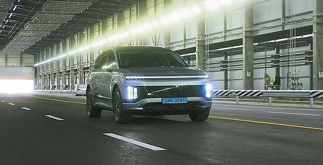 자동차안전연구원의 기상환경재현동에서 ADAS 성능을 평가받는 아이오닉9.