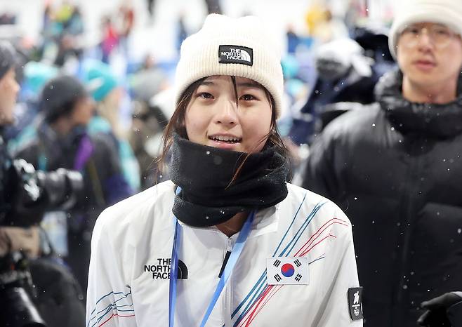 (리비뇨=뉴스1) 김진환 기자 = 12일(현지시간) 이탈리아 리비뇨 스노파크에서 열린 2026 밀라노·코르티나담페초 동계올림픽 스노보드 여자 하프파이프 결선에서 90.25점을 받아 금메달을 획득한 스노보드 최가온이 시상식을 마친 뒤 밝은 미소를 지으며 경기장을 빠져나가고 있다. 2026.2.13/뉴스1