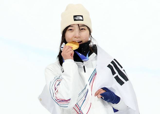 (리비뇨=뉴스1) 김진환 기자 = 12일(현지시간) 이탈리아 리비뇨 스노파크에서 열린 2026 밀라노·코르티나담페초 동계올림픽 스노보드 여자 하프파이프 결선에서 90.25점을 받아 금메달을 획득한 스노보드 최가온이 금메달을 깨물며 기뻐하고 있다. 2026.2.13/뉴스1