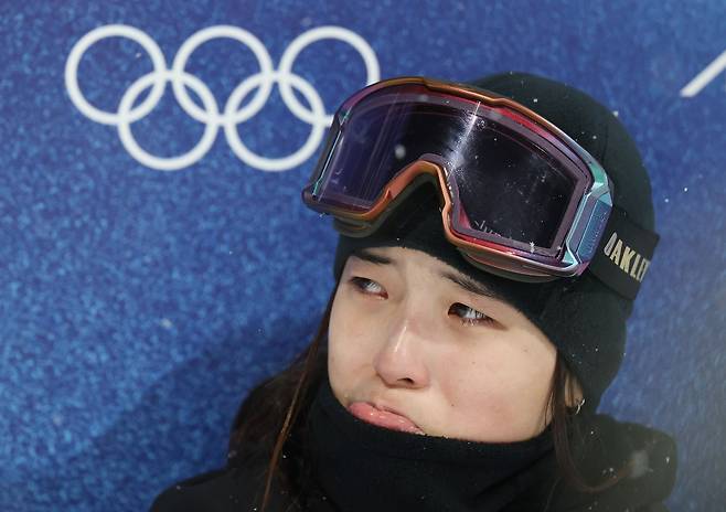 12일(현지시간) 이탈리아 리비뇨 스노파크에서 열린 2026 밀라노-코르티나담페초 동계올림픽 스노보드 여자 하프파이프 결승에서 최가온이 3차시기 성적을 기다리며 눈물을 흘리고 있다. 연합뉴스