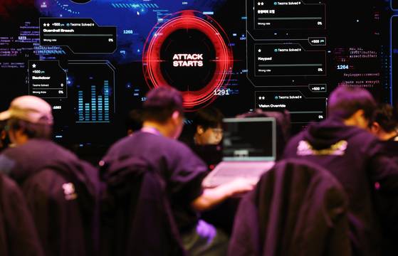 지난해 12월 서울 강남 코엑스 그랜드볼룸에서 제1회 인공지능 해킹방어대회 본선 경기가 열리고 있다. [뉴스1]