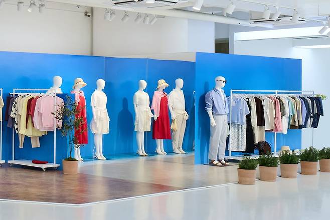 이탈리아 아말피 해안에서 영감을 받아 가벼운 소재와 밝은 컬러가 돋보이는 여름 컬렉션. 사진 유니클로