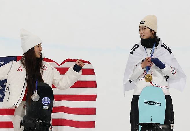 12일(현지시간) 이탈리아 리비뇨 스노파크에서 열린 2026 밀라노-코르티나담페초 동계올림픽 스노보드 여자 하프파이프 결승에서 금메달을 따낸 최가온이 은메달을 딴 클로이 김과 대화하고 있다. 연합뉴스
