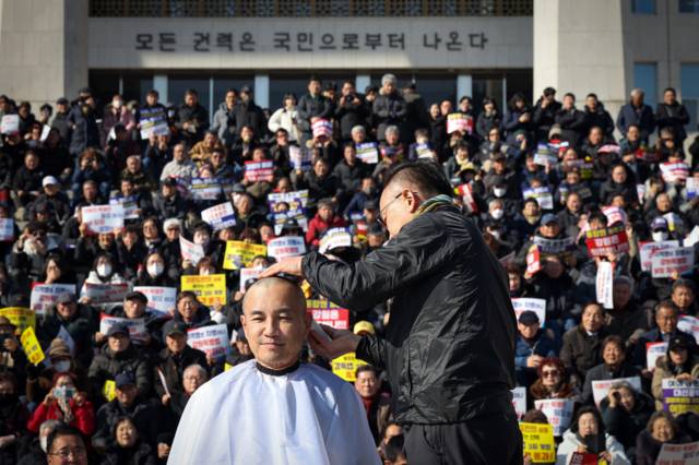 ▲ 김진태 강원도지사가 9일 서울 여의도 국회 본청 앞에서 열린 강원특별법 ‘3차 개정안’ 통과 촉구를 위한 국회 상경 도민 결의대회에서 삭발하고 있다. 강원도 제공