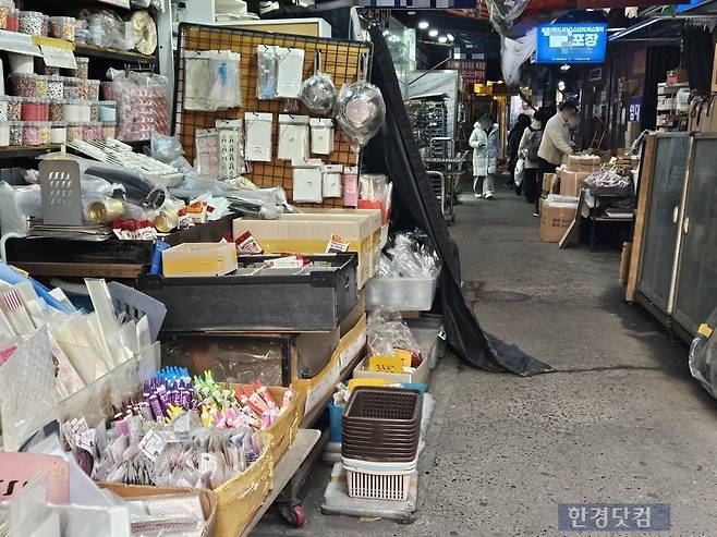 지난 11일 오후 서울 중구 주교동 방산시장에서 베이킹 재료 골목. /사진=박수빈 기자