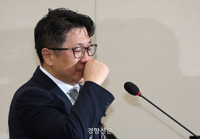 지난해 10월 15일 국회에서 열린 고용노동부에 대한 기후에너지환경고용노동위원회 국정감사에 참고인 신분으로 출석한 문지석 검사가 쿠팡풀필먼트서비스(CFS) 관련 질의에 답변 중 눈물을 흘리고 있다. 권도현 기자