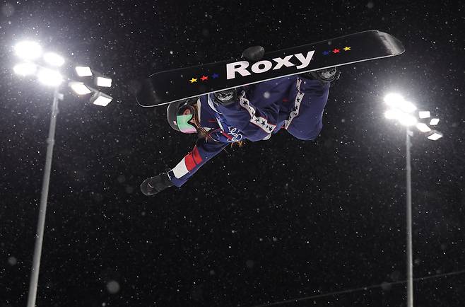12일(현지시간) 이탈리아 리비뇨 스노파크에서 열린 2026 밀라노·코르티나담페초 동계 올림픽 스키 스노보드 여자 하프파이프 결선에서 미국 클로이 김이 1차 시기 묘기를 선보이고 있다. 연합뉴스
