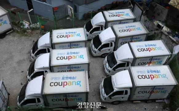 서울 시내 한 주차장에 쿠팡 배송 차량이 주차되어 있다. 권도현 기자