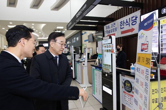 김윤덕 국토교통부 장관이 13일 경부고속도로 내 휴게소를 방문해 가격·품질 등을 점검하고 있다. 국토부 제공