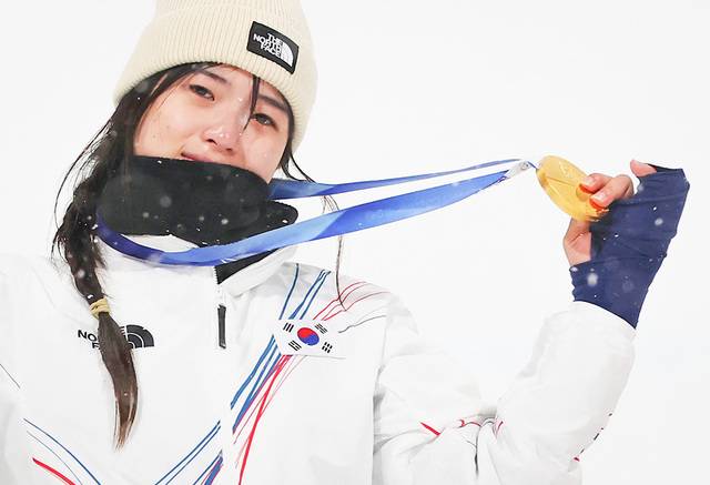 12일(현지시간) 이탈리아 리비뇨 스노파크에서 열린 2026 밀라노-코르티나담페초 동계올림픽 스노보드 여자 하프파이프 결승에서 우승한 최가온이 금메달을 손에 들고 눈물을 글썽이고 있다. 연합뉴스