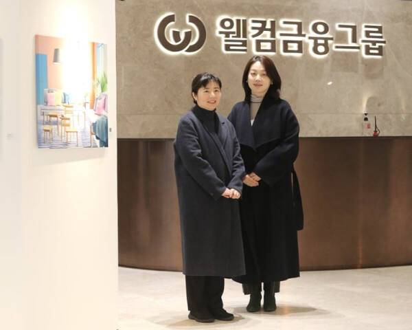 용산구 웰컴금융타워 아트 스페이스에서 열리고 있는 이은채 작가 전시회에서 기념촬영을 하고 있는 이은채 작가(왼쪽)와 큐레이터 김희경 갤러리애즈워즈 대표(오른쪽). 나경식기자