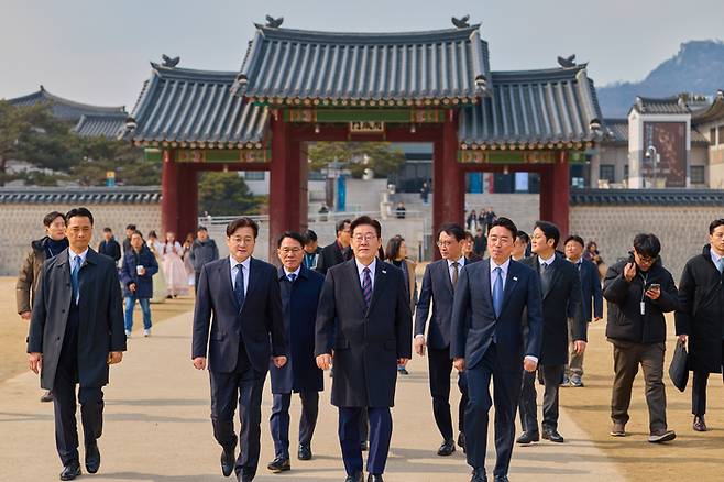 이재명 대통령이 12일 참모진과 함께 경복궁 산책을 하고 있다. [청와대 제공]