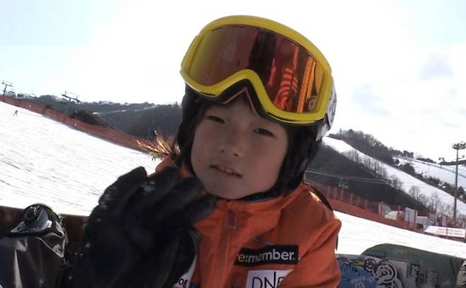 한국 스노보드 국가대표 최가온(18·세화여고)이 한국 설상 종목 사상 첫 올림픽 금메달을 딴 가운데 9년 전 ‘스노보더 가족’으로 소개됐던 영상이 다시금 재조명 받고 있다. [사진출처 = 영상캡처]