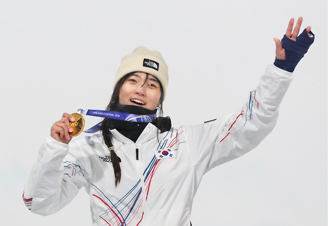 17세 보더, 금빛 투혼으로 우뚝 13일(한국시간) 이탈리아 리비뇨 스노파크에서 열린 2026 밀라노·코르티나담페초 동계올림픽 스노보드 여자 하프파이프 결승에서 금메달을 따낸 최가온이 메달을 목에 걸고 기뻐하고 있다. 최가온이 획득한 금메달은 이번 대회 한국 선수단 첫 금메달이자 한국 설상 종목 사상 첫 올림픽 금메달이다. [연합뉴스]