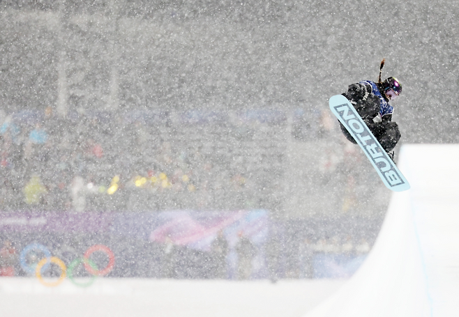 12일(현지시간) 이탈리아 리비뇨 스노파크에서 열린 2026 밀라노-코르티나담페초 동계올림픽 스노보드 여자 하프파이프 결승에서 최가온이 3차시기를 시도하고 있다. [연합뉴스]