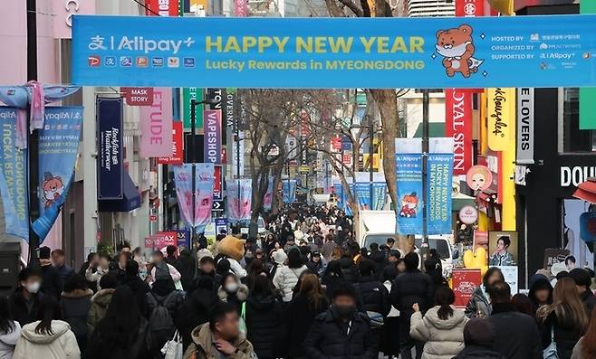 중국 최대 명절 춘제를 앞두고 12일 서울 중구 명동 거리에 중국인 관광객들을 상대로 한 홍보 현수막이 걸려 있다. [연합뉴스]
