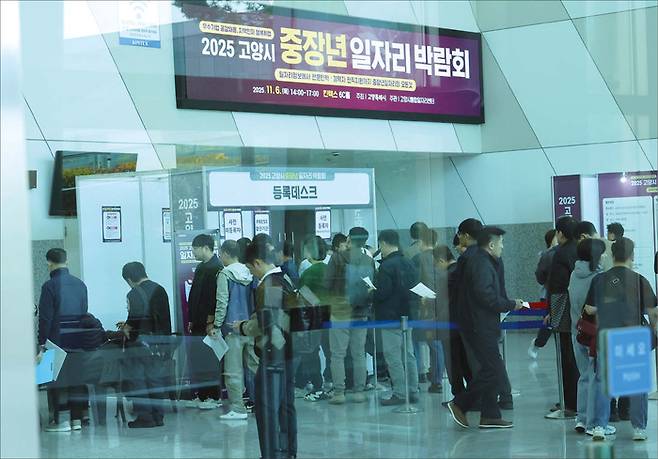 자격증 응시 인원은 2022년 209만명에서 2024년 227만명으로 2년 만에 10%가량 급증했다. 사진은 지난해 경기 고양시 킨텍스에서 열린 ‘2025 고양시 중장년 일자리 박람회’에서 구직자들이 이력서를 작성하고 있는 모습. (연합뉴스)