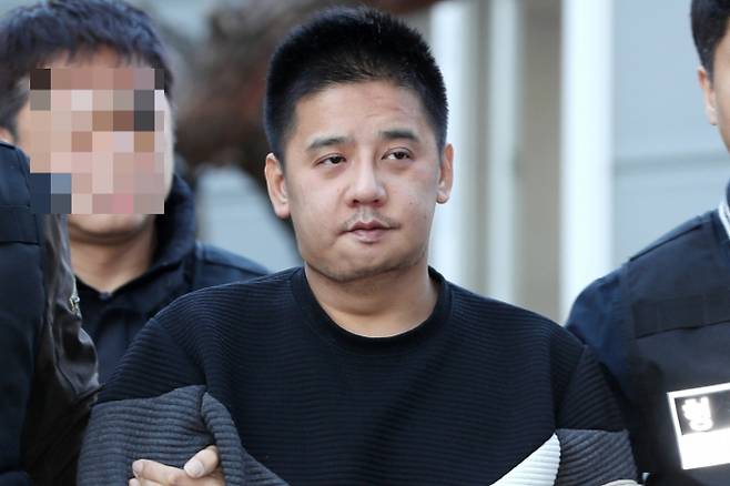 딸의 친구를 살해하고 시신을 유기한 혐의를 받고 있는 '어금니 아빠' 이영학이 2017년 10월 13일 오전 도봉구 서울북부지방검찰청으로 송치되고 있다. /사진=머니투데이 DB