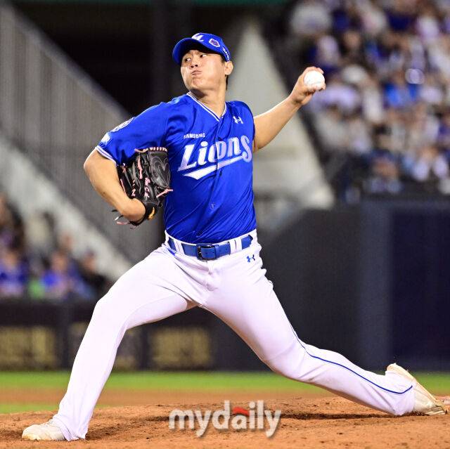 2025년 8월 28일 오후 서울 잠실구장에서 열린 '2025 신한 SOL뱅크 KBO 리그' 삼성 라이온즈와 두산 베어스의 경기. 삼성 배찬승이 9회말 구원등판해 역투하고 있다./마이데일리