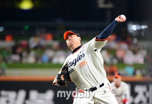 2025년 9월 26일 오후 대전 한화생명 볼파크에서 열린 '2025 신한 SOL뱅크 KBO 리그' LG 트윈스와 한화 이글스의 경기한화 선발투수 류현진이 역투하고 있다.