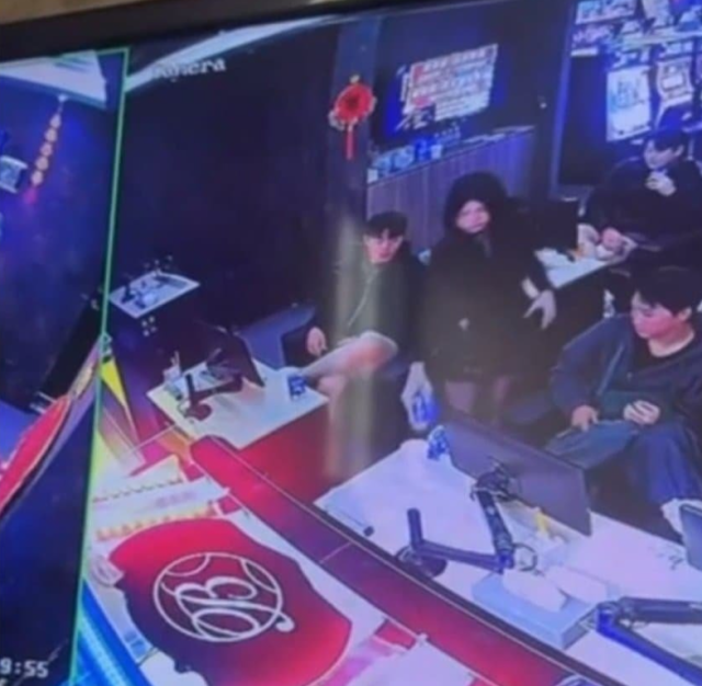 롯데 자이언츠 선수들의 원정도박-성추행 의혹이 불거진 CCTV 화면./온라인 커뮤니티 캡처