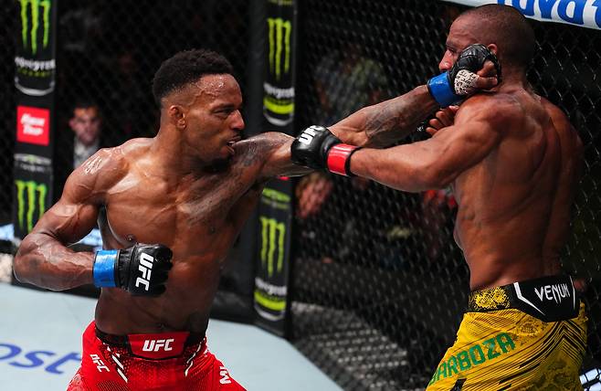 지난 2024년 5월 UFC 파이트나이트에서 르론 머피(왼쪽)가 에디우손 바르보자에게 강한 레프트를 뻗고 있다. [UFC 제공]