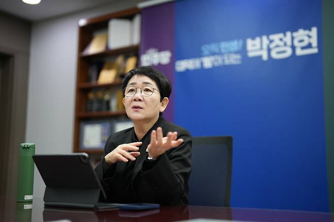 박정현 국회의원은 “충청권은 균형발전의 상징인 세종특별자치시가 이미 안착한 만큼 현실적인 논의가 가능”하다며 “통합 과정이 지방선거 전에 끝나야 한다”고 말한다.