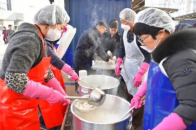 참석자들이 구례온 행사에서 떡국을 끓이고 있다. [사진=지리산 대화엄사]