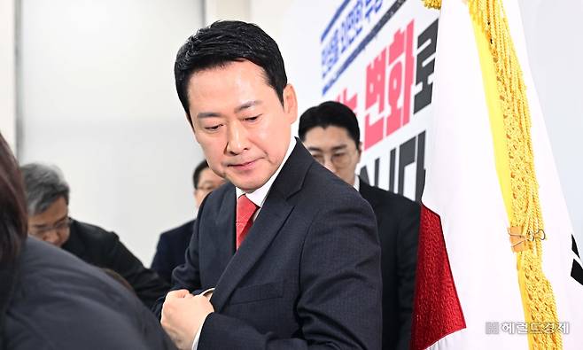 장동혁 국민의힘 대표가 12일 서울 여의도 국회에서 이날 예정됐던 이재명 대통령 및 정청래 더불어민주당 대표와의 청와대 오찬 불참 결정에 대한 이유를 밝히고 원내대표실을 나서고 있다. [사진=이상섭 기자/babtong@]