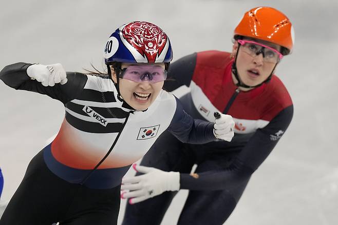 2022 베이징 동계올림픽 쇼트트랙 여자 1500m 경기에서 금메달을 딴 뒤 환호하는 최민정의 모습. [게티이미지]