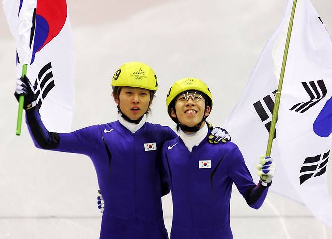 2006 토리노 동계올림픽 쇼트트랙 남자 1500m 경기에서 금메달과 은메달을 딴 안현수(왼쪽)와 이호석의 모습. [게티이미지]