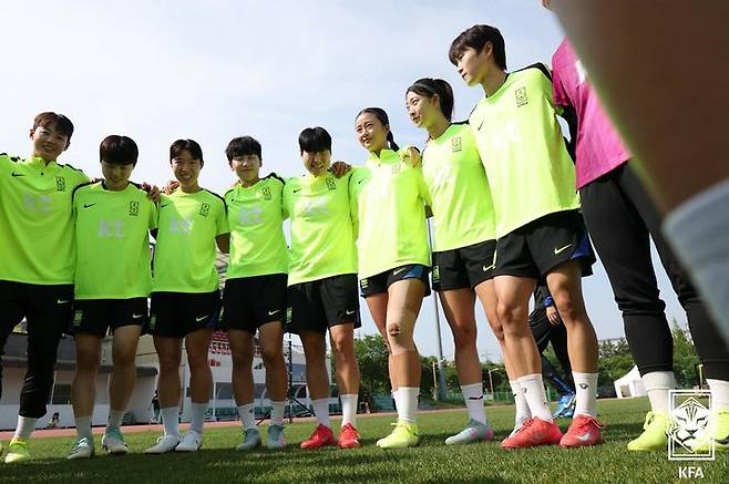 [서울=뉴시스] 신상우 감독이 이끄는 한국 여자 축구 국가대표팀. (사진=대한축구협회 제공) *재판매 및 DB 금지